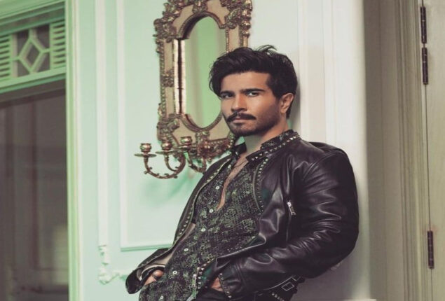Feroze Khan captions “I got you” on a photo of him with his toddler