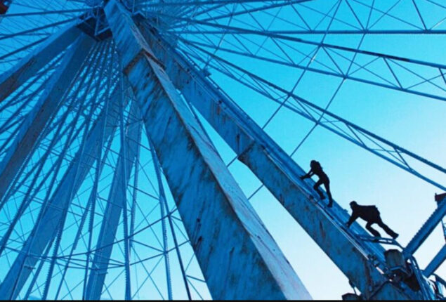 Florida Ferris wheel breaks down with over 60 passengers