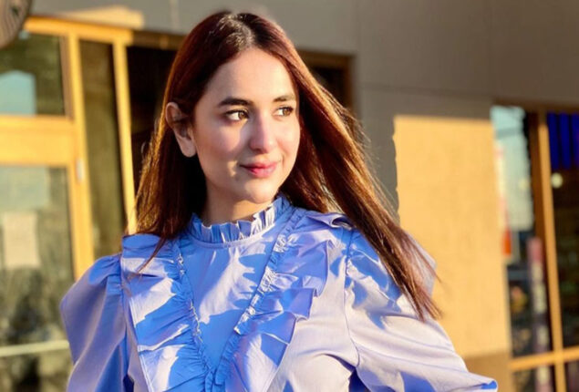 Yumna Zaidi seems classy in dark green outfit