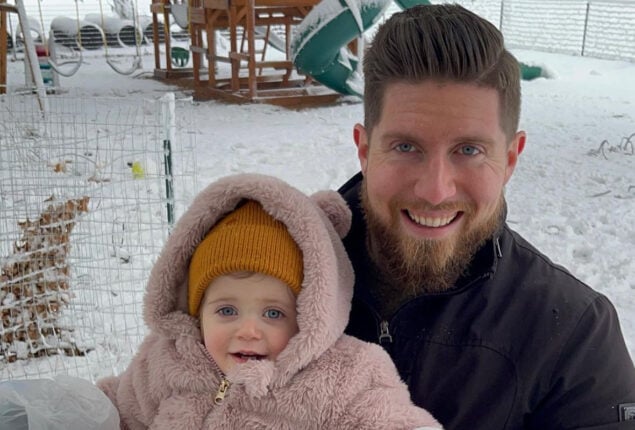 Jessa Duggar explains why her daughter wore socks on her hands during snow day