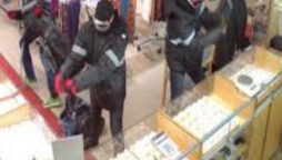 Robbers looted