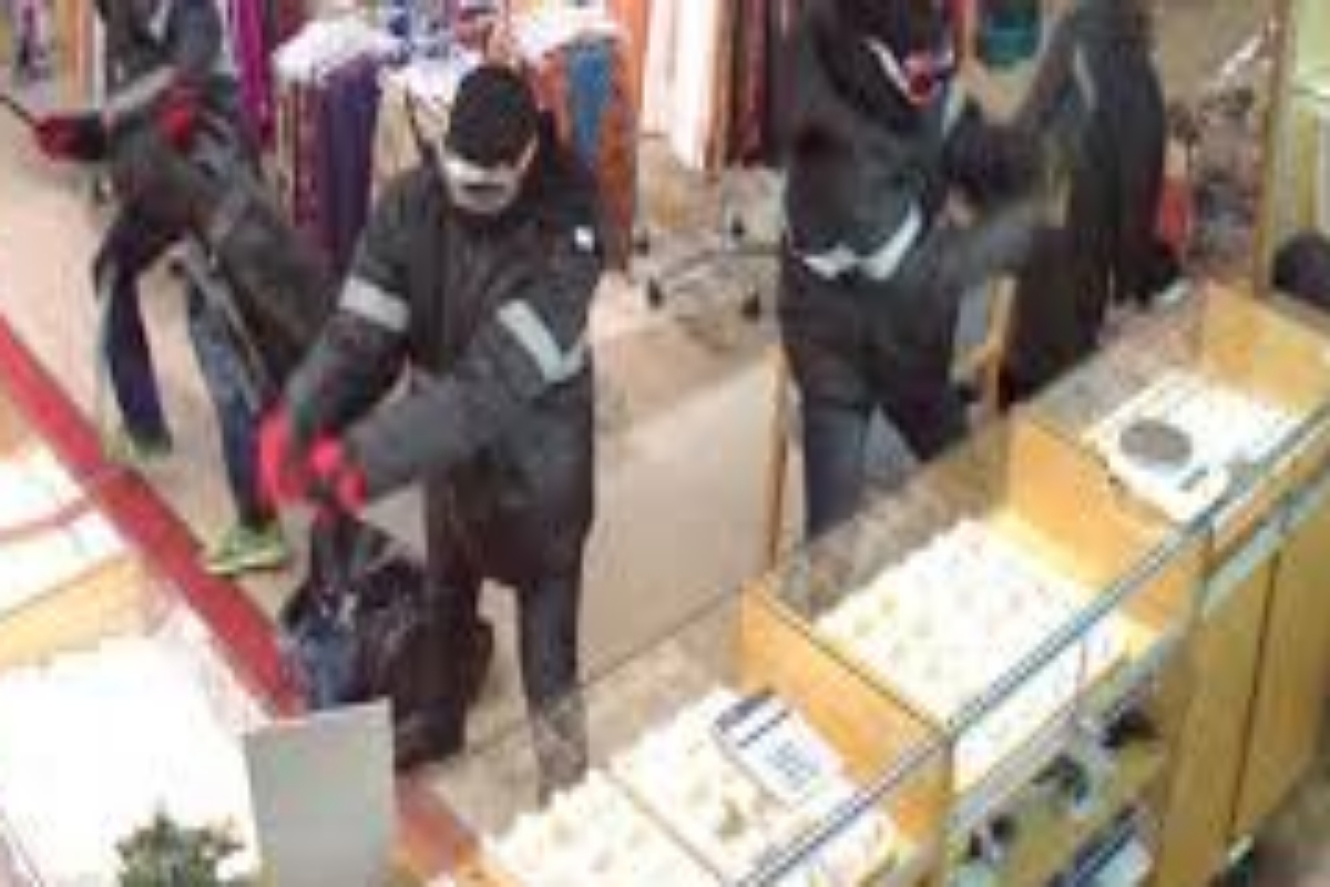 Robbers looted