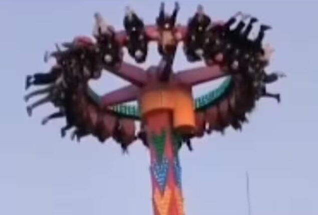People are left hanging upside down in Chinese amusement park