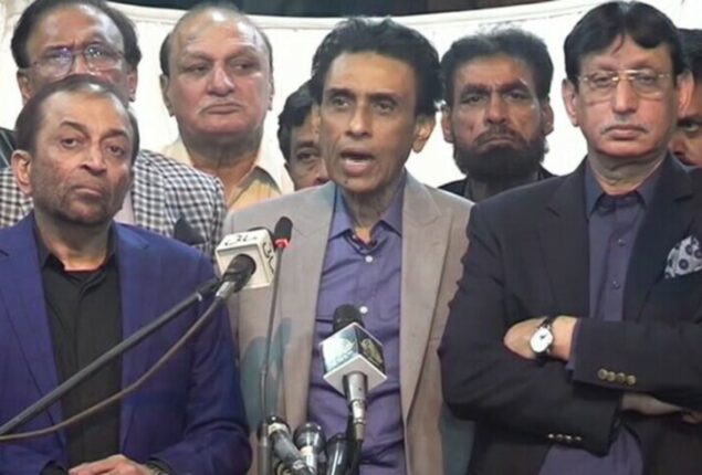 Farooq Sattar assures Khalid Maqbool to support MQM’s protest