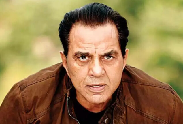 Dharmendra responds to Twitter fan who says why he acts like “struggling actor”