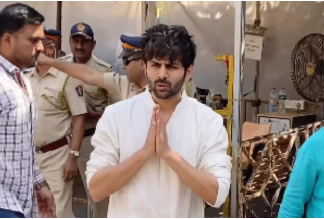 Kartik Aaryan & his parents spotted at Siddhivinayak Temple