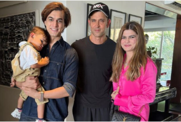 Hrithik Roshan picture with Mohsin Khan and his family
