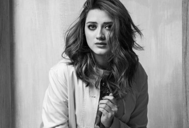 Momina Iqbal shows her spotless beauty while enjoying road trip