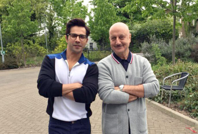 Anupam Kher hugs and kisses Varun Dhawan during the Dadasaheb Phalke International Film Festival