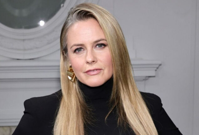 Alicia Silverstone struggles to cope with Clueless fame