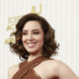 Aubrey Plaza seen muttering angrily during “White Lotus” SAG Awards 2023 speech