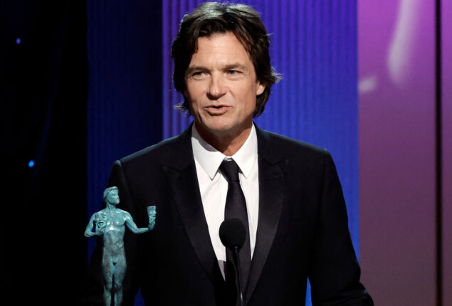 Jason Bateman thanks kids and wife at SAG Awards 2023 for always supporting him