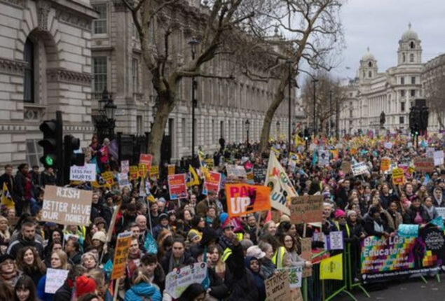 UK government and striking teachers agreed to have “intense talks”