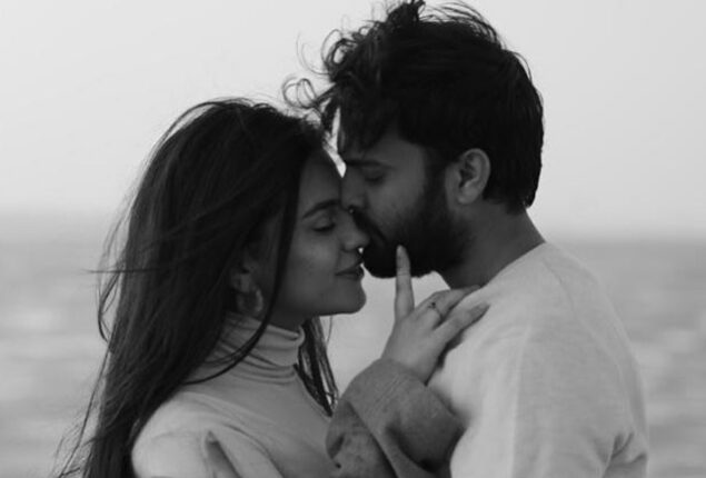 Zara Noor Abbas, Asad Siddiqui’s romantic Monochrome picture goes viral