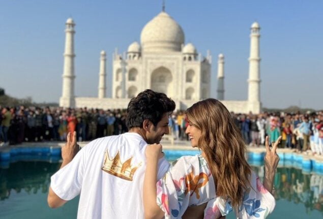 Kartik Aaryan and Kriti Sanon at Taj Mahal for “Shehzada”