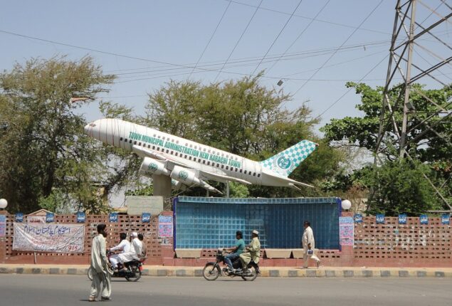 Case registered after mob sets robbers on fire in Karachi