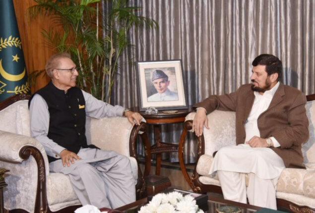 KP Governor discusses political issues with President Alvi