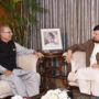 KP Governor discusses political issues with President Alvi