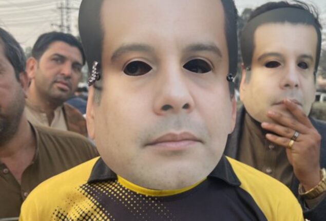 Imran Riaz Khan barred from entering Gaddafi Stadium for wearing Arshad Sharif mask