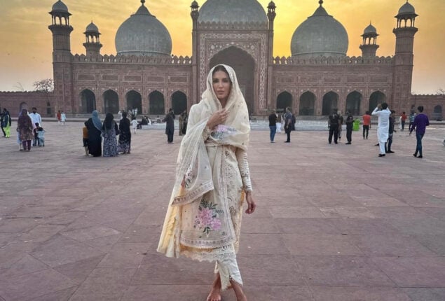Erin Holland explores Lahore in rickshaw, visits Badshahi Mosque