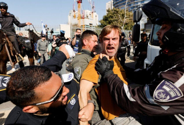 Israel police crack down on protests against judicial reforms