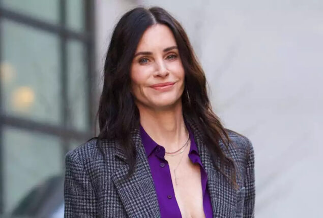 Courteney Cox “cleans” the Hollywood Walk of Fame like Monica Geller