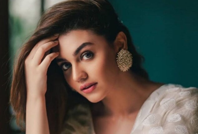 Zara Noor Abbas fails to impress netizens with her singing skills