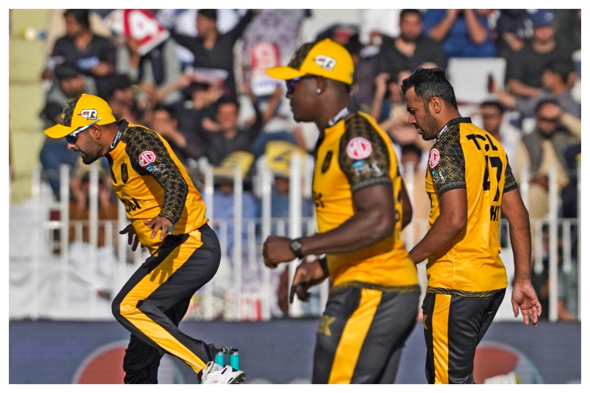 Peshawar Zalmi beats Lahore Qalandars