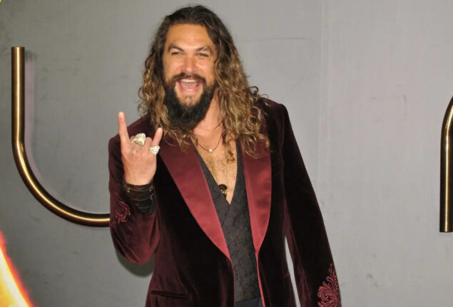 Jason Mamoa flashes his bare booty in matching t-shits and flip flops