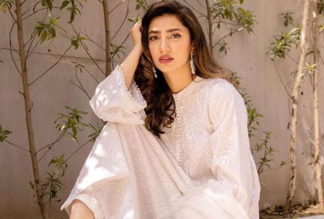 Mahira Khan enjoys fries with team at shoot: Video goes viral