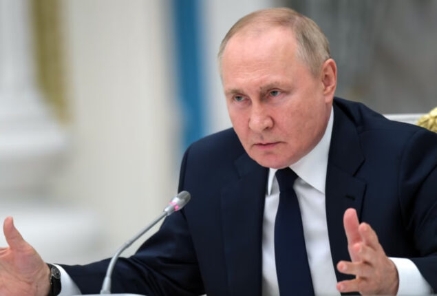 Dmitry Medvedev warns of war if Putin gets arrested 