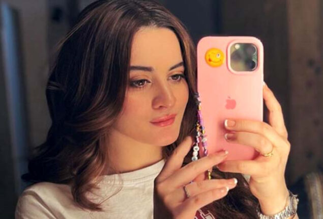 Aiman Khan dominates social media with her stunning mirror selfies