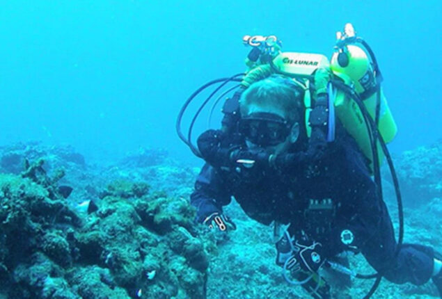 Florida professor aims to spend 100 days in underwater