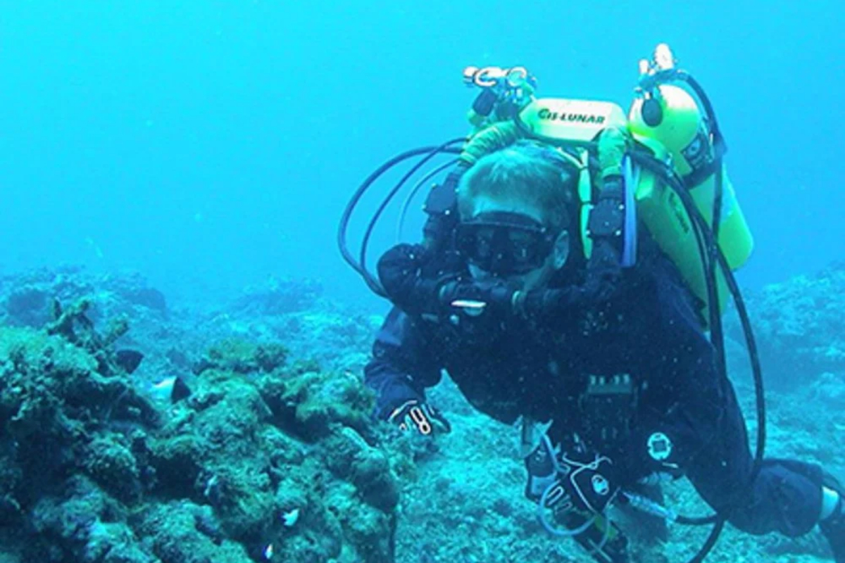 spend 100 days in underwater