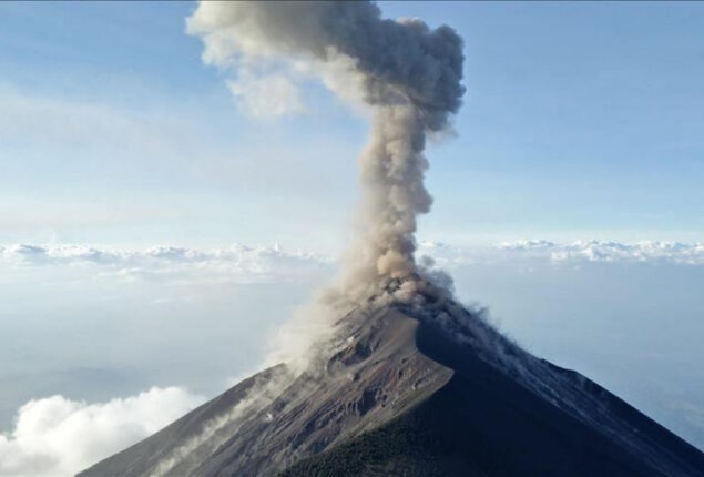 Indonesia: Merapi volcano erupts, spewing heated cloud