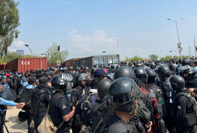 Police arrest PTI workers for rioting outside Judicial Complex