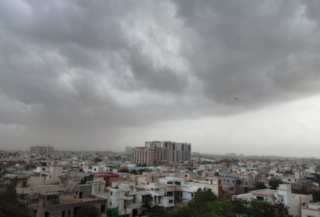 Weather alert: Rain lashes parts of Karachi