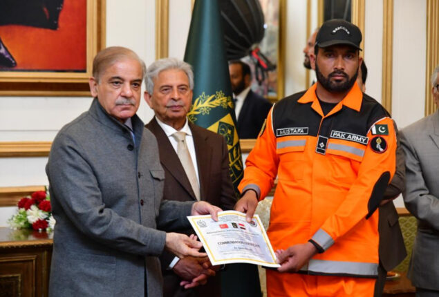 PM lauds humanitarian services of rescue teams in Turkiye, Syria