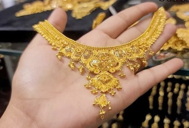 Gold price increases by Rs 1000 per tola