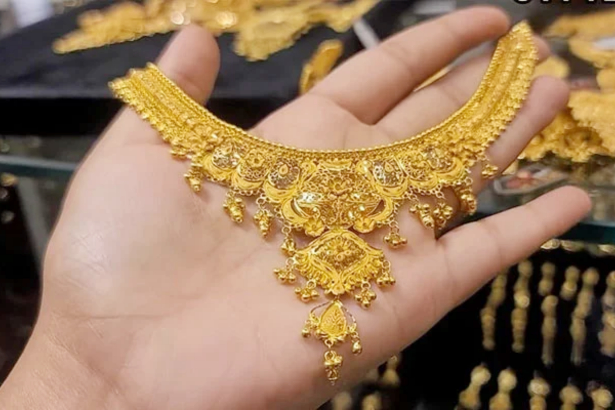 Gold price increases by Rs 1000 per tola