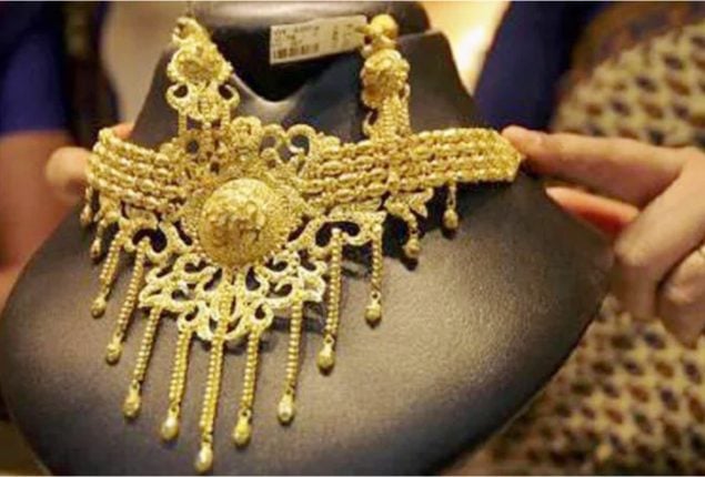 Gold price decreases by Rs 200 per tola