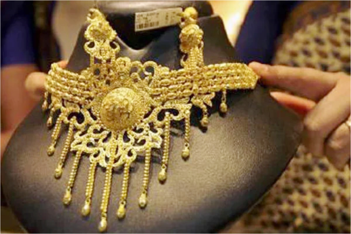 Gold price decreases by Rs 200 per tola