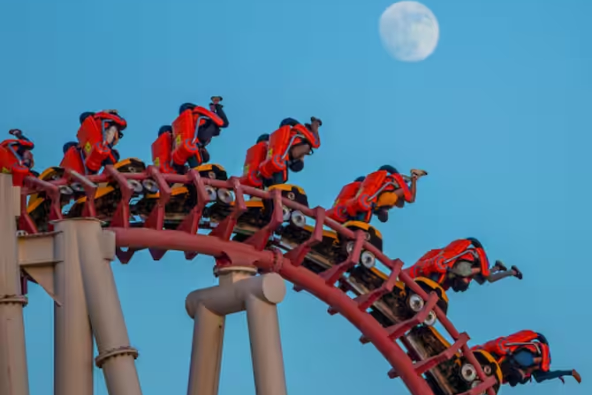 Dramatic Incident Unfolds at Wisconsin Fair as Roller Coaster Suffers Mechanical Failure, Leaving Eight Riders Suspended Upside Down for Extended Periods.