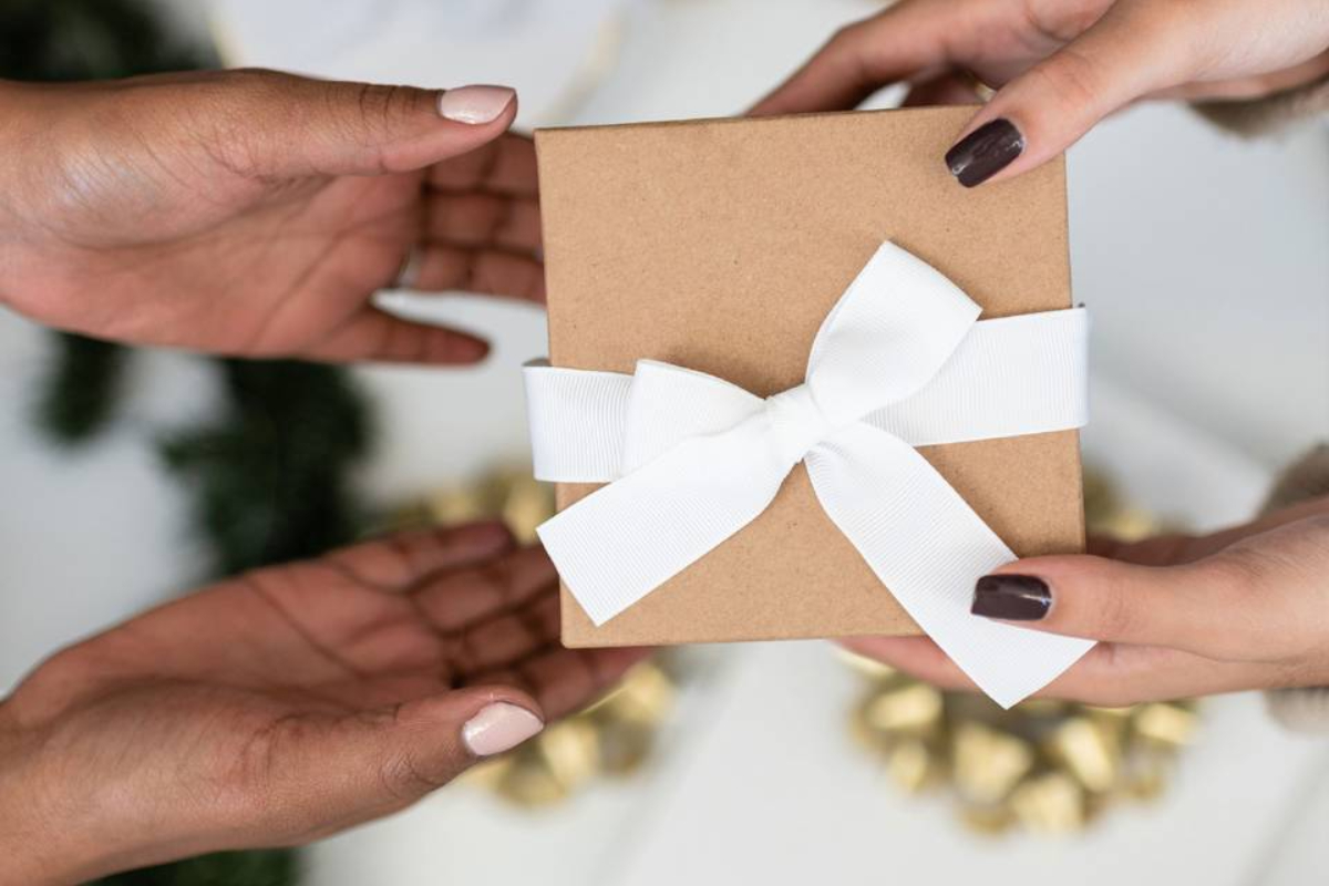 Bride's £40 Minimum Demand For Gifts Draws Criticism