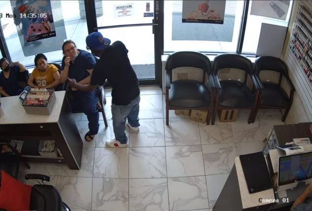 Man robbing salon gives up after being ignored by customers