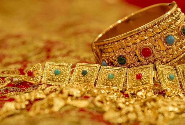 Gold price increases by Rs 6500 per tola