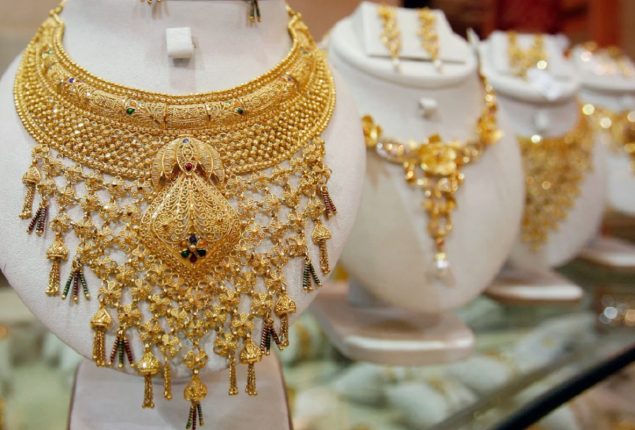 Gold price decreases by Rs 1300 per tola