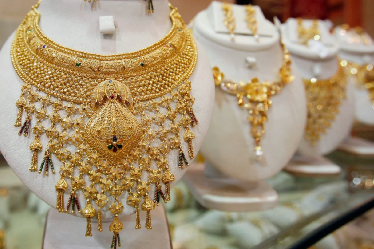 Gold price decreases by Rs 1300 per tola