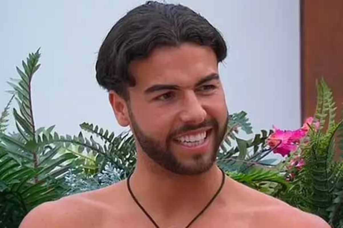 Love Island fans in hysterics as Sammy talks in his sleep
