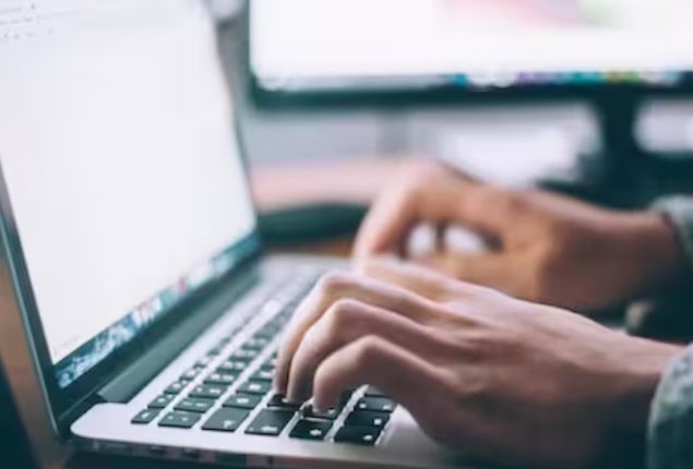 Cautionary Tale: Cover Letter Mishap Exposes Pitfalls of AI Chatbots